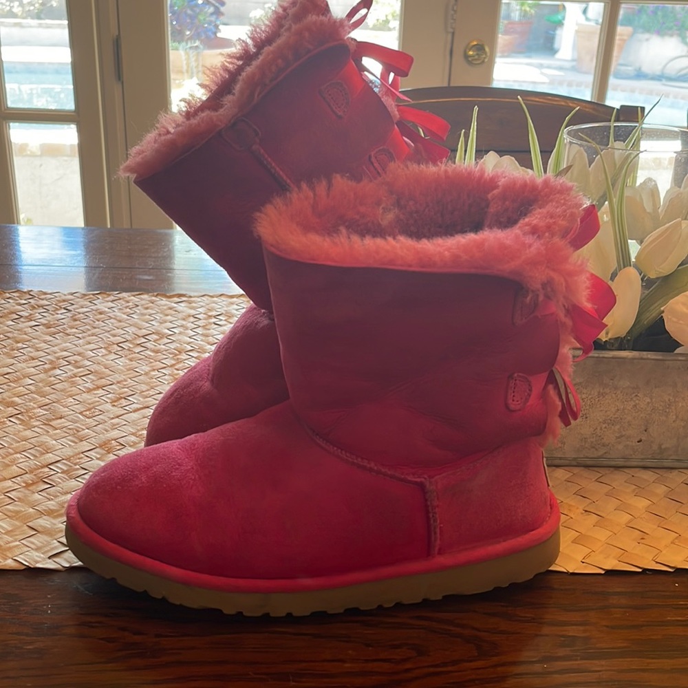 Ugg’s pink bows! Great shape! Size 6